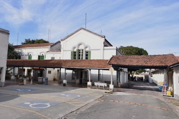 #PraCegoVer: Fotografia do lado externo do Hospital da Zona Norte. O exterior tem as cores branco e verde.